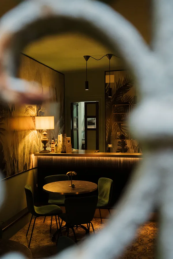 framepub tavolo di un pub visto attraverso le inferriate dall'esterno verso l'interno